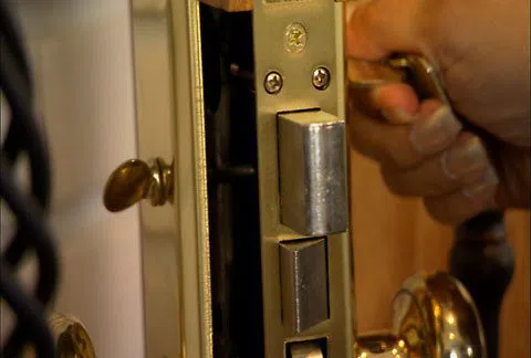 Warwick Local Locksmith Warwick, RI 401-424-9498 - apartment-lock-change